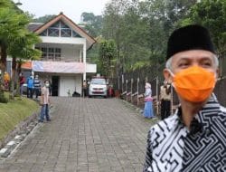 Ganjar Jenguk dan Beri Semangat Pasien Covid-19 Klaster Tarawih di Banyumas