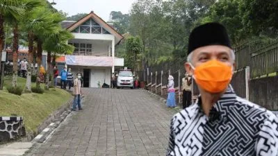 Ganjar Jenguk dan Beri Semangat Pasien Covid-19 Klaster Tarawih di Banyumas