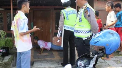 Remaja di Blora Dihukum Push Up Lantaran Tak Pakai Helm dan Masker