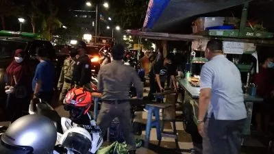 Sepelekan Peringatan, Dua Angkringan Di Pamularsih Dibongkar Satpol PP Semarang