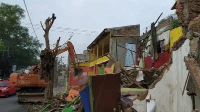 24 Kios PKL Simongan Dibongkar Satpol PP Kota Semarang