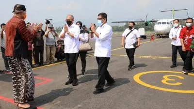 Gubernur Jateng Sambut Pendaratan Pertama Pesawat ATR di Purbalingga