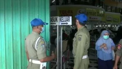 Karyawan Positif Tapi Nekat Kerja, Satpol PP Segel Swalayan Ramai Manyaran