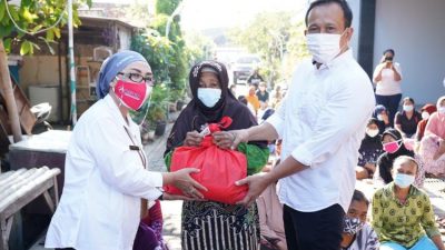 RSUD KRMT Wongsonegoro Bagi 650 Paket Sembako Warga Terdampak Covid-19