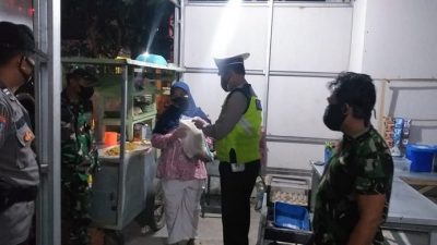 Peduli PKL, Jajaran Polsek Mranggen Berikan Bansos pada Malam Hari