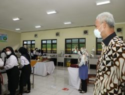 Dapati Pelanggaran saat Sidak di SMKN 1 Tengaran, Ganjar: Perbaiki Sekarang Atau Kembali Daring!