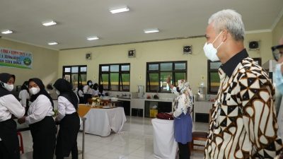 Dapati Pelanggaran saat Sidak di SMKN 1 Tengaran, Ganjar: Perbaiki Sekarang Atau Kembali Daring!
