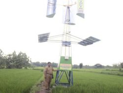 Inovatif! Gegara Tak Ada Listrik, Warga di Blora Ini Terangi Jalan dengan Kincir Angin