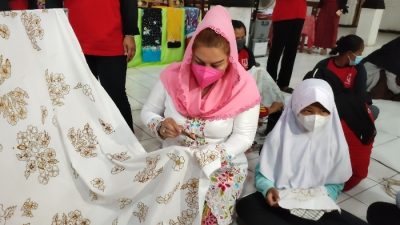 Ita Beri Bantuan Yayasan Sobokarti, Ajak Kaum Milenial Lebih Cintai Batik