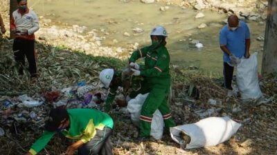 Wanita Cantik di Blora ini Rela Jadi Satgas Sapu Bersih Sampah Liar