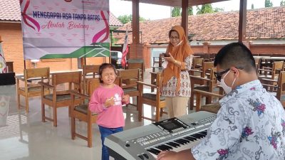 Inspiratif! Meski Punya Keterbatasan, Difabel Berusia 10 Tahun Telah Miliki 4 Album Lagu