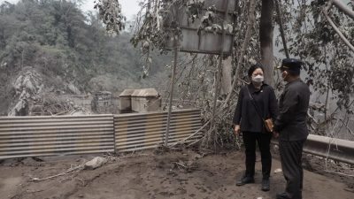 Kunjungi Pengungsi Erupsi Semeru, Puan Dorong Jembatan Rusak Segera Diperbaiki