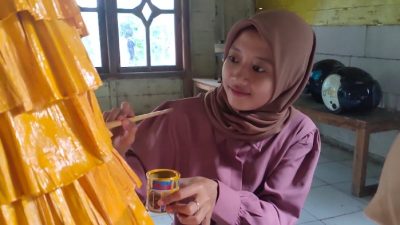 Karya Gadis Cantik Asal Blora, Klobot Jagung Disulap Jadi Gaun