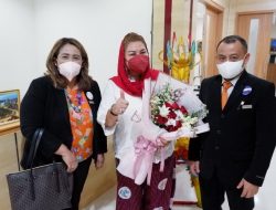 ASTON Inn Pandanaran Beri Bucket Bunga Para Ibu Tangguh di Semarang