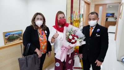 ASTON Inn Pandanaran Beri Bucket Bunga Para Ibu Tangguh di Semarang