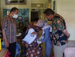 Kejar Target Vaksinasi Lansia, Bupati Blora Salurkan Beras ke Lansia yang Mau di Vaksin