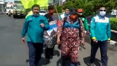 Long March Berdaster dari Kendal, Buruh Ingatkan Ganjar Slogan “Tuanku Ya Rakyat, Gubernur Cuma Mandat”