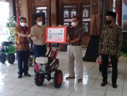 Bambang Kribo Serahkan Bantuan Cultivator ke 62 Kelompok Tani