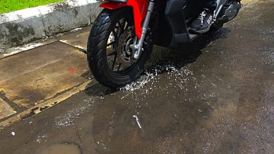 Musim Hujan Pengguna Sepeda Motor Harus Waspada, Berikut Tips Jalan Saat Hujan di Jalan