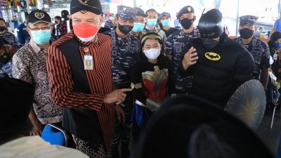 Vaksinasi Anak Sembari Perkenalkan Alutsista Angkatan Laut di Atas Kapal Perang