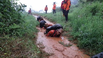 SAR Semarang Kukuhkan Personel dengan Longmarch Pembaretan Menapaki Gunung Ungaran