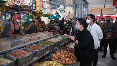 Resmikan Pasar Legi, Puan Belanja Sayur dan Buah Bareng Gibran