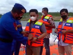 Cegah Laka Air di Tempat Wisata, Ditpolairud Polda Jateng Bagikan Puluhan Life Jacket