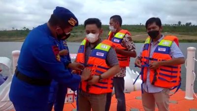 Cegah Laka Air di Tempat Wisata, Ditpolairud Polda Jateng Bagikan Puluhan Life Jacket