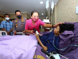 Kapolri Jenguk Sinta Aulia Anak Penderita Tumor Kaki