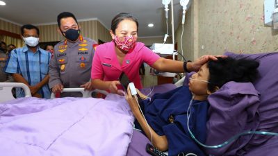 Kapolri Jenguk Sinta Aulia Anak Penderita Tumor Kaki