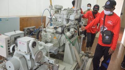 Pertamina Sahabat Nelayan Latih Perbaikan Mesin Perahu