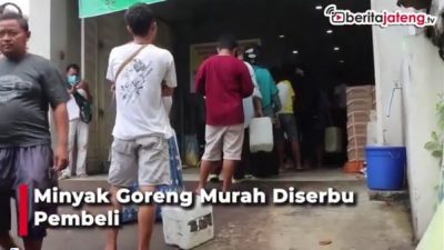 Minyak Goreng Murah Diserbu Pembeli