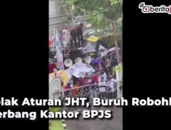 Tolak Aturan JHT, Buruh Robohkan Gerbang Kantor BPJS Ketenagakerjaan