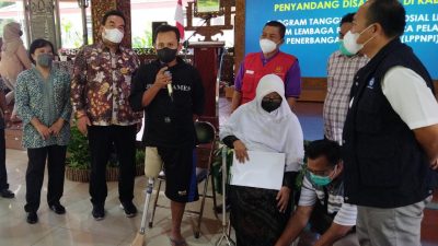 Bupati Gandeng Airnav Serahkan Kaki Palsu ke Sejumlah Difabel di Blora