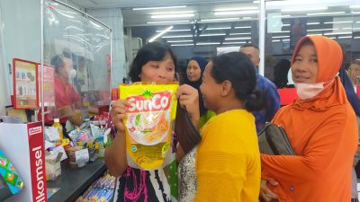 Puluhan Warga Sambong Blora Rela Antre Minyak Hingga Berjam-jam