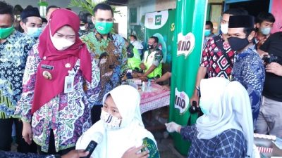 Ratusan Pelajar MI Nurul Huda Demak Ikuti Vaksinasi Anak Usia 6-11 Tahun