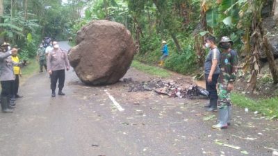 Motor Babinsa Hancur Tertimpa Batu Saat Bersihkan Longsoran di Sempor