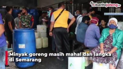 Warga Berjam jam Antri Minyak Goreng Curah