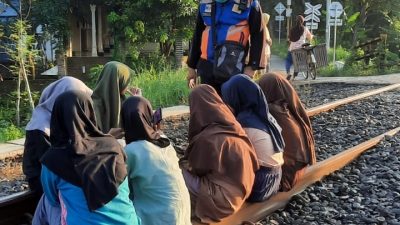 KAI Larang Masyarakat Beraktivitas di Jalur Kereta Api
