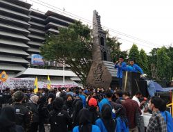 Demo Mahasiswa Tolak Kenaikan BBM dan Wacana Tiga Periode di Semarang Ricuh