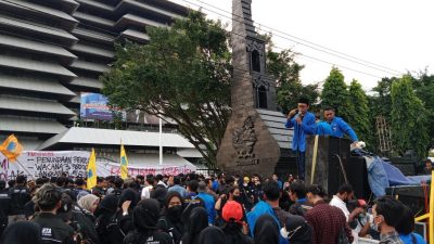 Demo Mahasiswa Tolak Kenaikan BBM dan Wacana Tiga Periode di Semarang Ricuh
