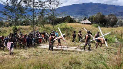 Satgas Yonif R 408/Suhbrastha Rayakan Paskah Bersama dan Berbagi Kasih Dengan Masyarakat Papua