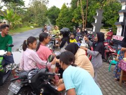 Warga Serbu Takjil Gratis dari Ibu-ibu Perumda Blora