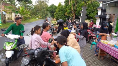 Warga Serbu Takjil Gratis dari Ibu-ibu Perumda Blora