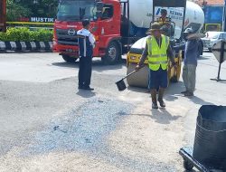 Pemeliharaan Jalan Arus Mudik di Blora Membawa Korban, Kaki Warga Mlepuh Terkena Aspal Saat Melintas