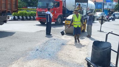 Pemeliharaan Jalan Arus Mudik di Blora Membawa Korban, Kaki Warga Mlepuh Terkena Aspal Saat Melintas