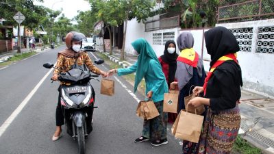 Siswa SMAN 1 Blora Bagi Takjil Sembari Berkostum Kartini
