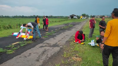 Pecinta Aeromodeling Isi Ngabuburit dengan Atraksi Pesawat