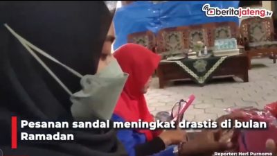 [Video] Berkah Ramadan, Pengusaha Sandal Kebanjiran Order
