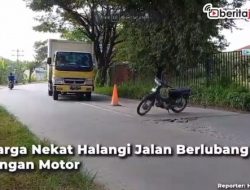 [Video] Warga Halangi Jalan Berlobang Pakai Motor